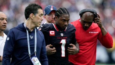 Texans star Stefon Diggs leaves game vs Colts with non-contact knee injury