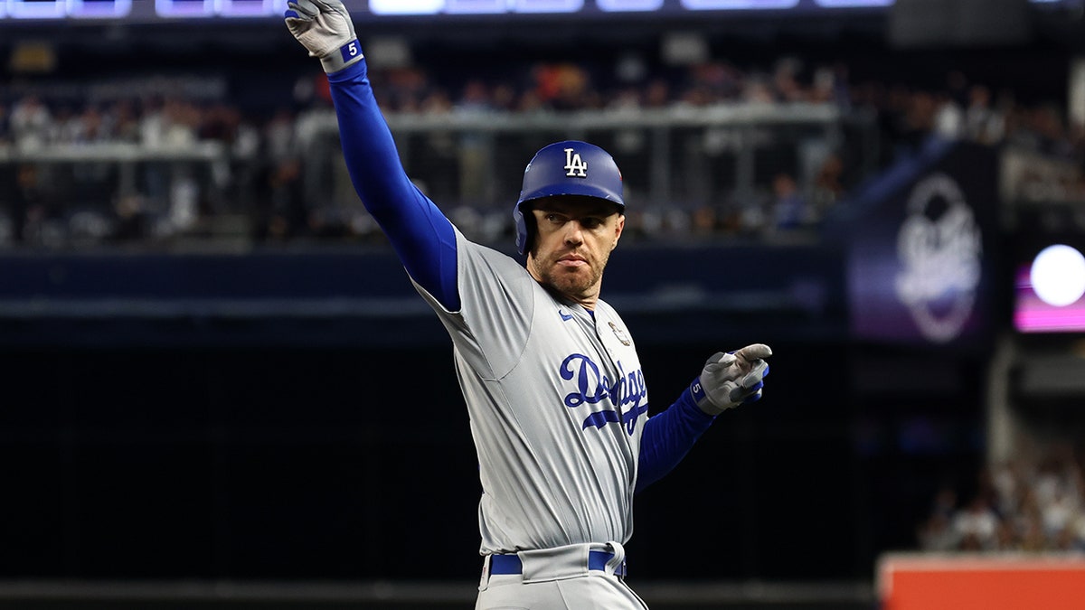 Freddie Freeman celebrates home run