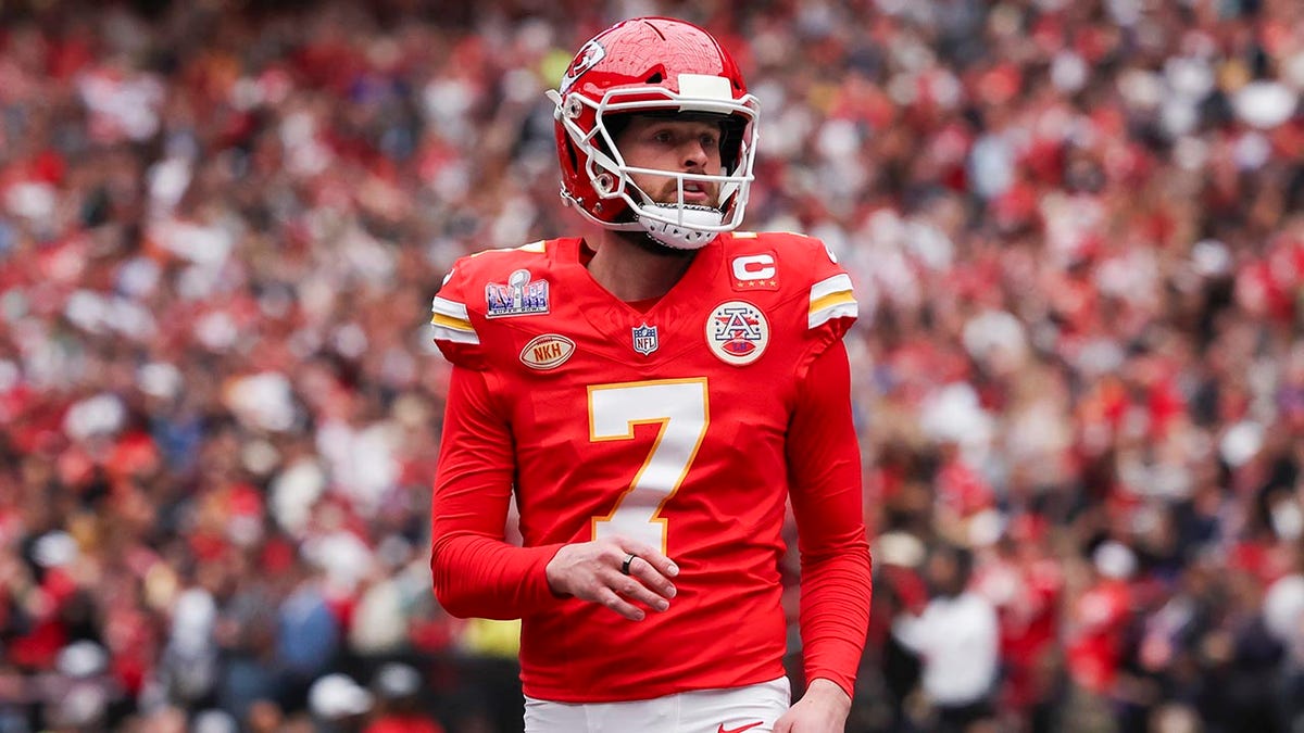 Harrison Butker warms up