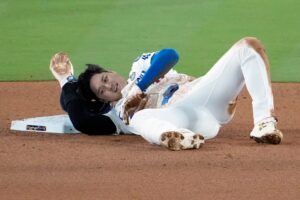 Shohei Ohtani leaves World Series Game 2 with injury after failed stolen base attempt