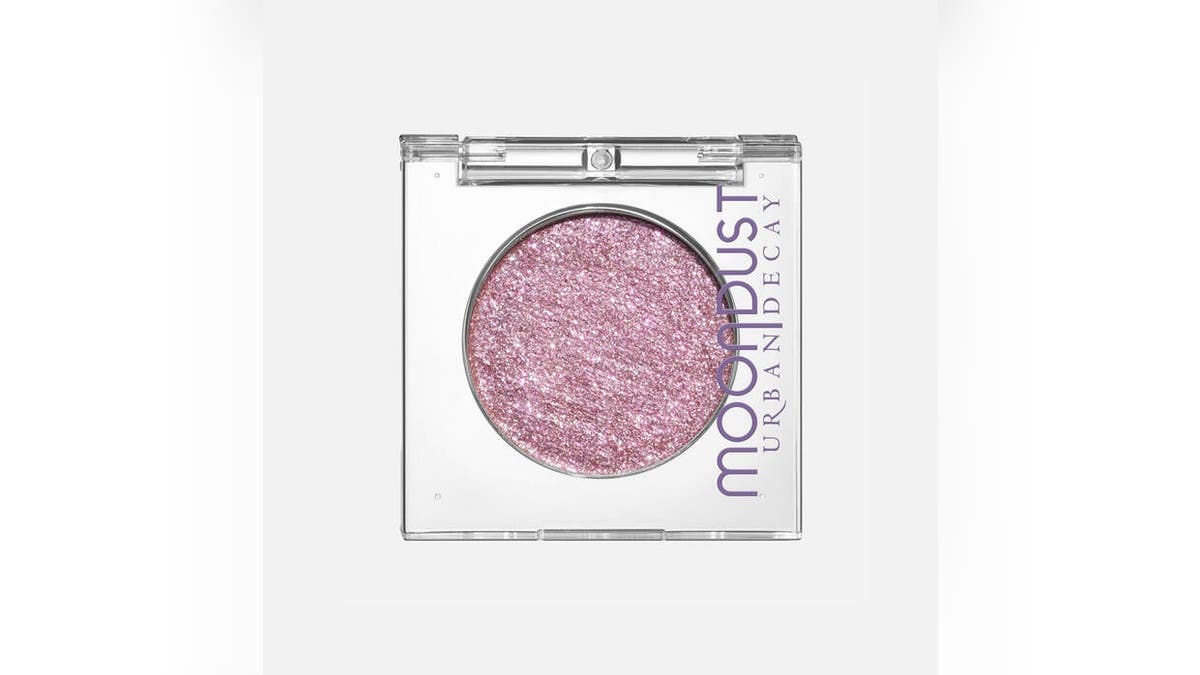 This easy-to-use glitter eyeshadow adds sparkle.