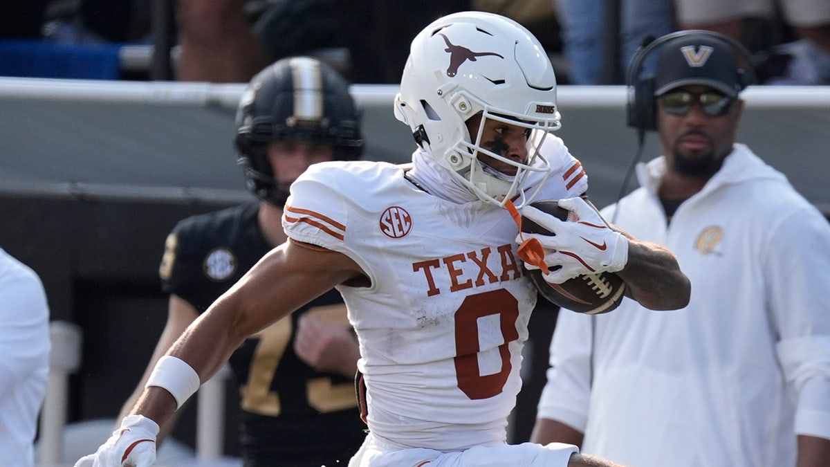 DeAndre Moore Jr runs for a TD