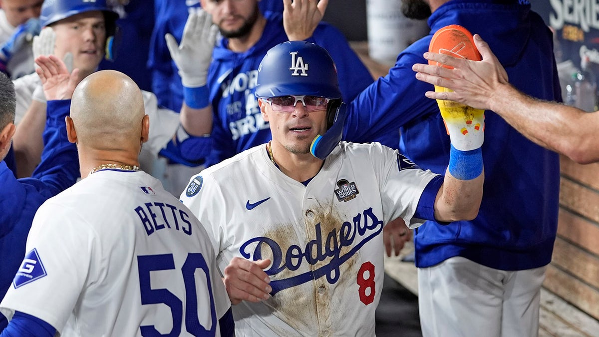 Kiké Hernández scores