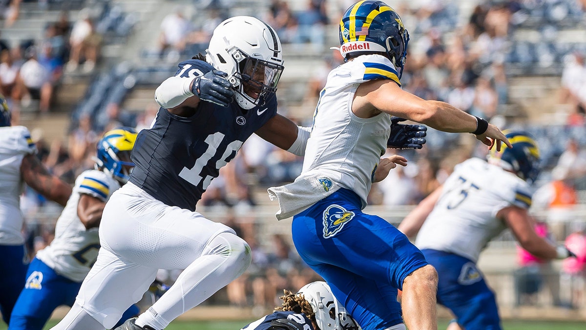 Jameial Lyons goes for tackle