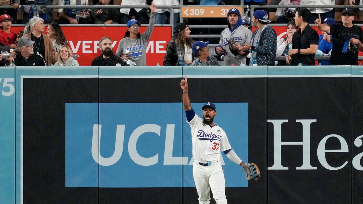 Teoscar Hernández points up