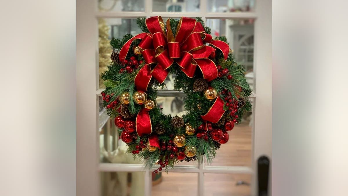 This wreath screams luxury.