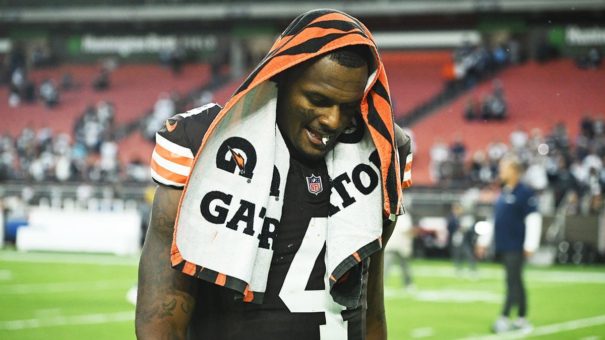 Deshaun Watson walks off field with towel on head