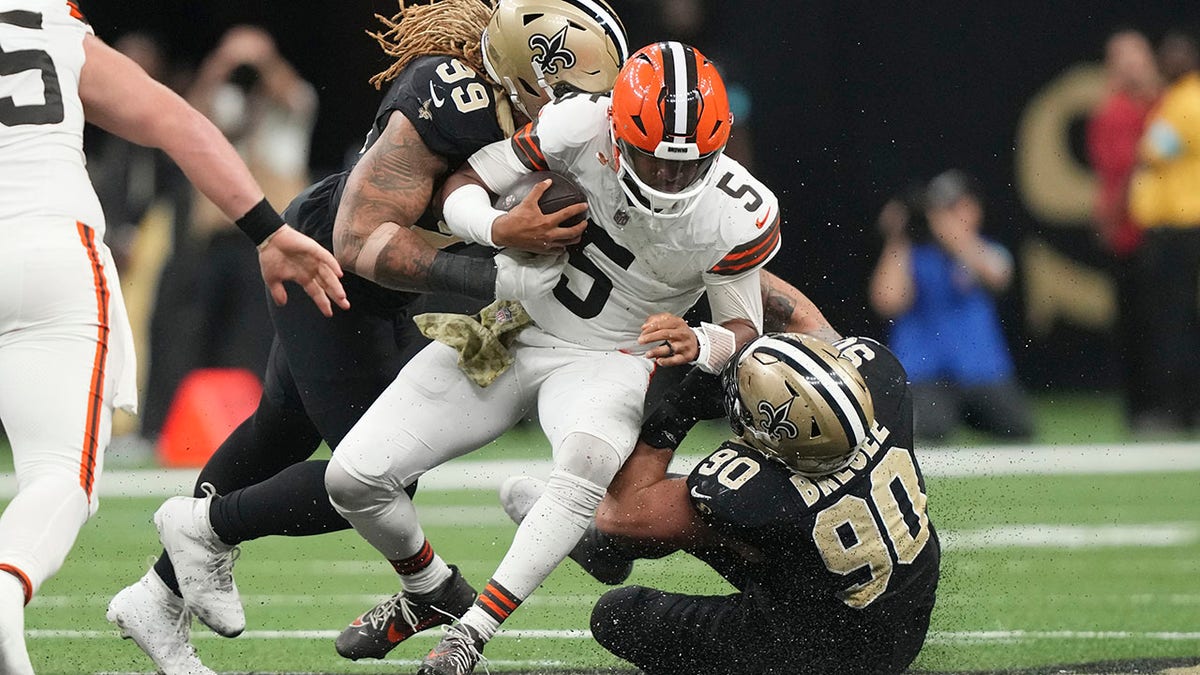 Jameis Winston gets tackled