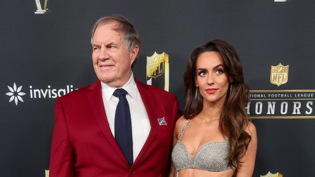 Bill Belichick’s girlfriend wears one of his Super Bowl rings at NFL Honors after he fills up his own hand