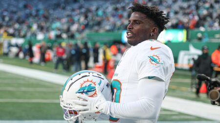 Dolphins’ Tyreek Hill doubles down on ‘love’ for Miami, despite ‘frustration’ with regular season results