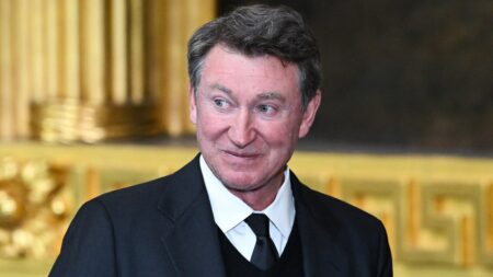 Hockey fans criticize Wayne Gretzky as he represents Team Canada at 4 Nations final vs US