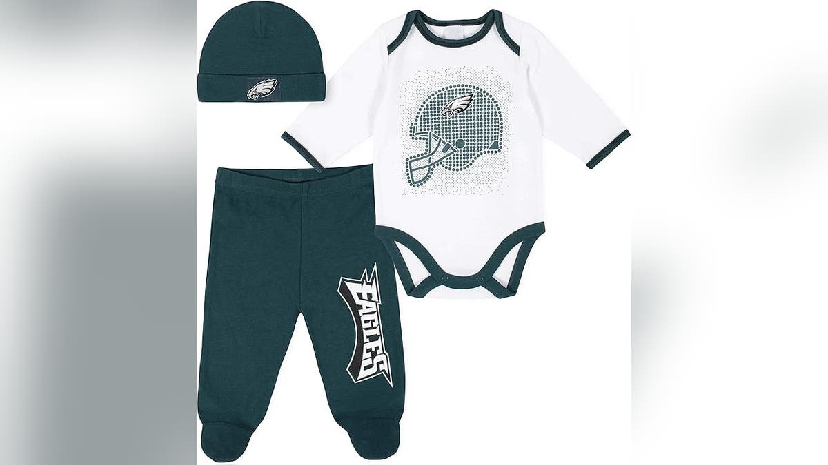 A whole Eagles outfit that'll keep your baby comfy. 