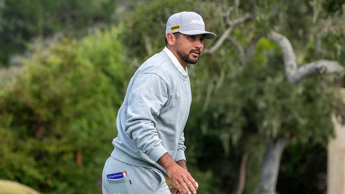 Jason Day makes putt