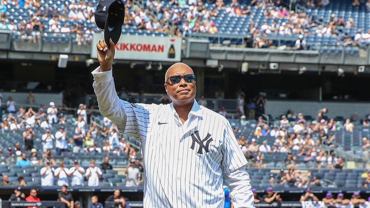 Bernie Williams salutes crowd