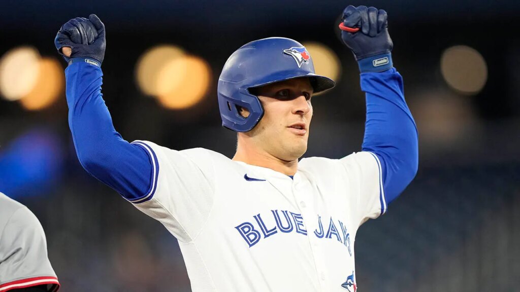 Blue Jays’ Daulton Varsho makes miraculous behind-the-back catch after falling down
