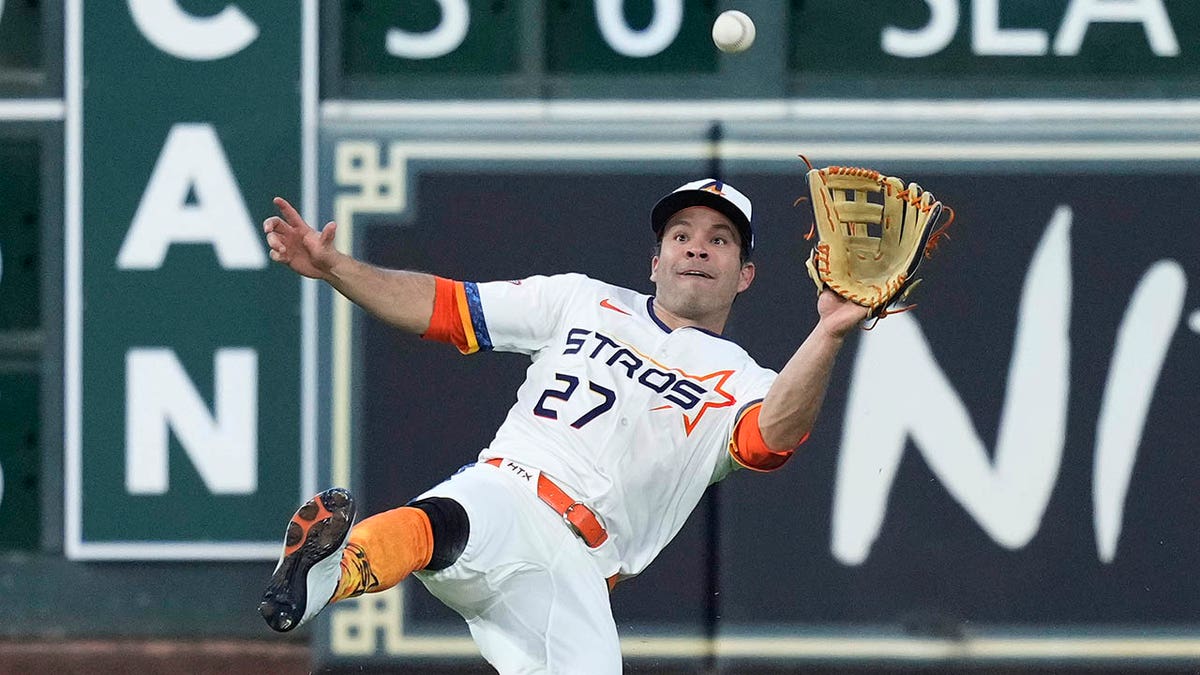Jose Altuve makes catch