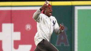 Yankees fan jukes out security on field before being handcuffed, catches it on camera