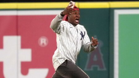 Yankees fan jukes out security on field before being handcuffed, catches it on camera