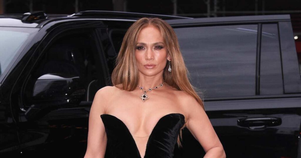 Jennifer Lopez Shares Photos of Severe Facial Injury From AMAs Rehearsals