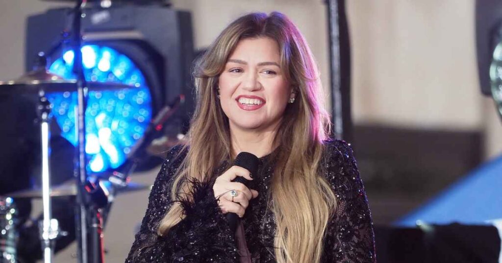 Kelly Clarkson Hopes to Find Love Again Amid ‘Busy’ Schedule: ‘I’m Not Not Looking’