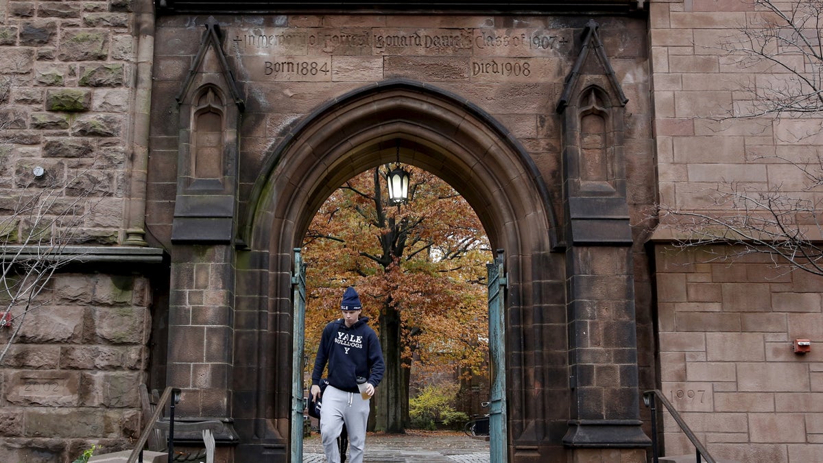 A student walks on the campus of Yale University in New Haven, Connecticut November 12, 2015. More than 1,000 students, professors and staff at Yale University gathered on Wednesday to discuss race and diversity at the elite Ivy League school, amid a wave of demonstrations at U.S. colleges over the treatment of minority students. REUTERS/Shannon Stapleton - RTS6PQX