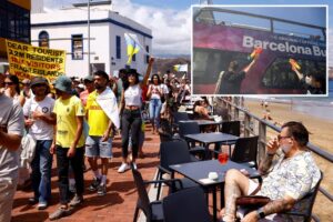 Furious Europeans target tour buses, attractions with water guns in anti-tourism protests