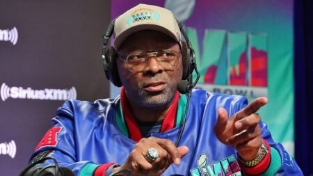 NFL great Carl Banks gets into social media spat with radio host over ‘loser’ remark toward Knicks star