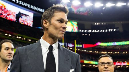 Tom Brady reveals why he won’t ‘throw shade’ at Patrick Mahomes, NFL stars from broadcast booth