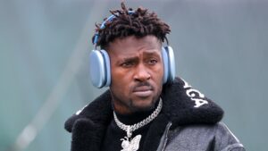 Antonio Brown takes swipe at media as he faces attempted murder charge in Florida