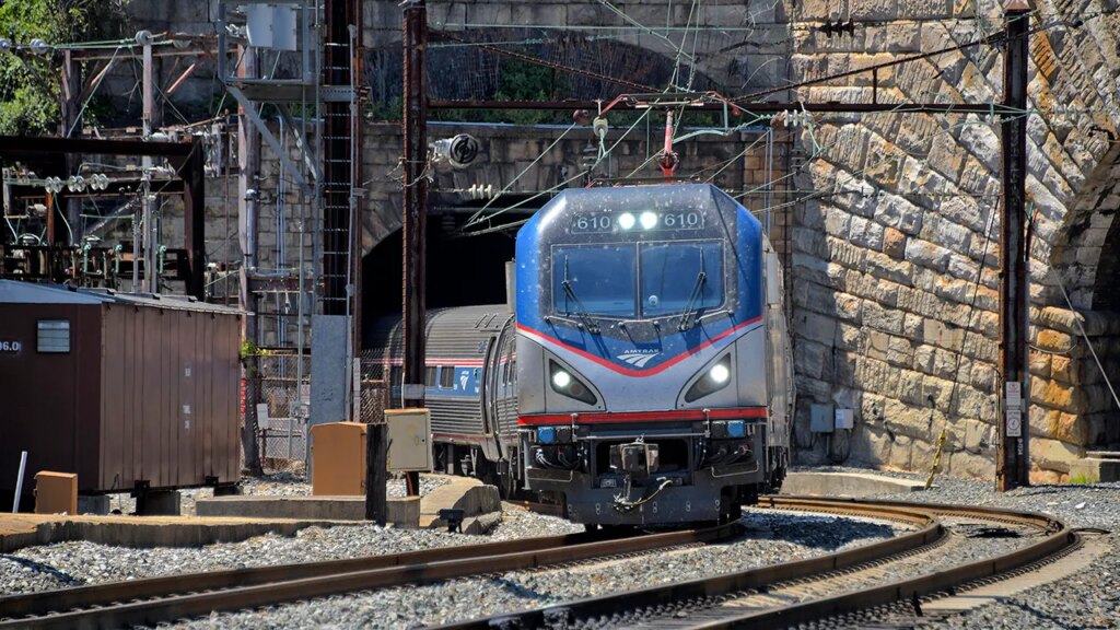 Amtrak apologizes after heat wave trapped passengers without AC or power for over an hour
