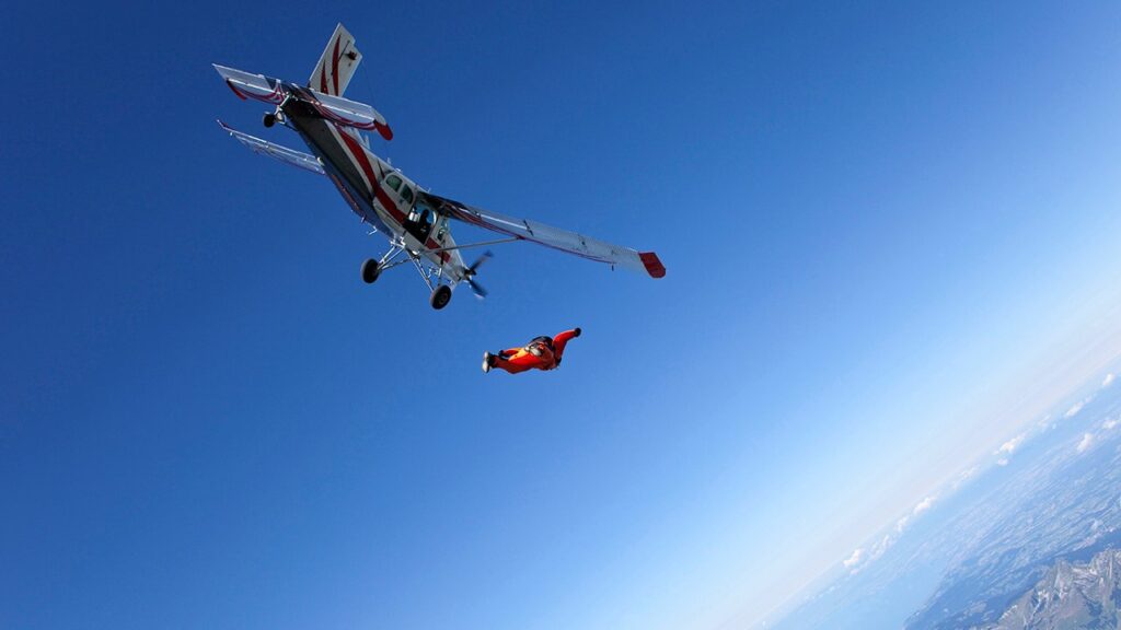 Midair parachute collision leads to tragedy for experienced skydiver