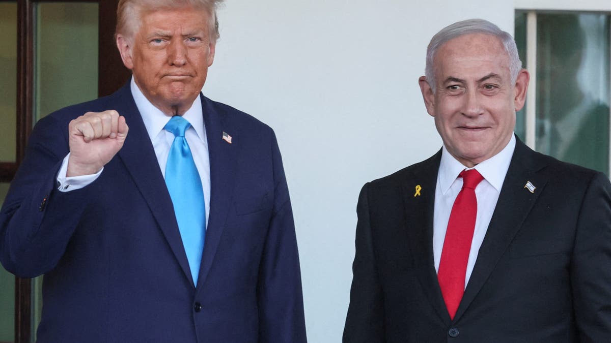 U.S. President Donald Trump welcomes Israeli Prime Minister Benjamin Netanyahu at the entrance of the White House in Washington, U.S., February 4, 2025. REUTERS/Leah Millis      TPX IMAGES OF THE DAY