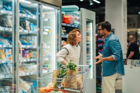 Dear Abby: My boyfriend scolds me in public — and makes me apologize to strangers