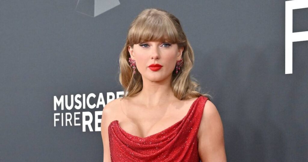 Taylor Swift Visits Joe DiMaggio Children’s Hospital in Florida, Poses With Chief of Surgery