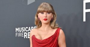 Taylor Swift Visits Joe DiMaggio Children’s Hospital in Florida, Poses With Chief of Surgery
