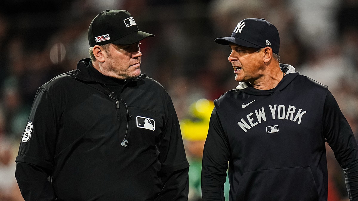 Aaron Boone argues with ump