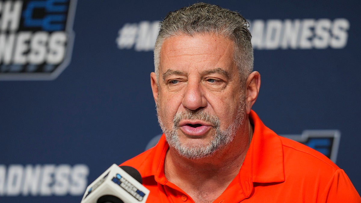 Bruce Pearl speaks