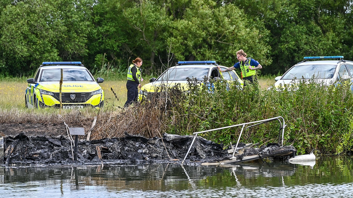 FILE PICTURE – Police on the scene in Lechlade, Wiltshire. Nine people, including a baby, are in hospital after a boat 'exploded' on the banks of the River Thames.Emergency services raced to the scene after the fire broke out in Lechlade, Wilts., at around midday on Saturday. June 2 2025. Release date June 5 2025. A hero couple saved the lives of four children and two adults after a boat exploded on the River Thames. Josh Hobbs, 35, and Hannah Lloyd-Hobbs, 34, both leapt in the water to save the six - including a baby. They said they were in the ''right place at the right time'' when they saw the inferno in what the police called 