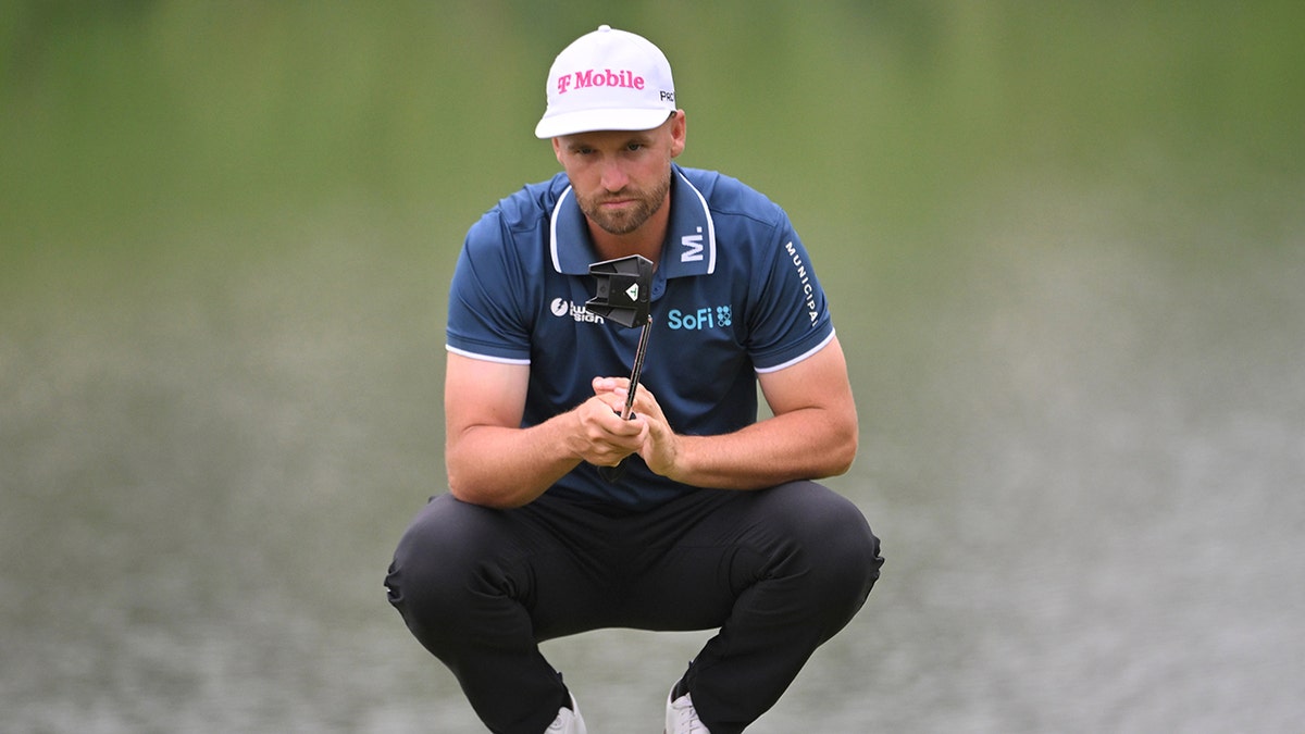 Wyndham Clark reads putt