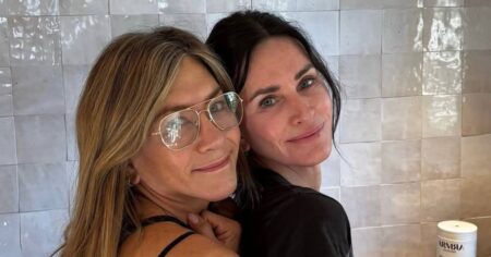 Jennifer Aniston and Courteney Cox Go Makeup-Free While Hugging in Stunning Photo