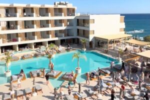 ‘Stampede’ of bloodthirsty influencers incite ‘war’ over loungers at luxury hotel: ‘Ridiculous’