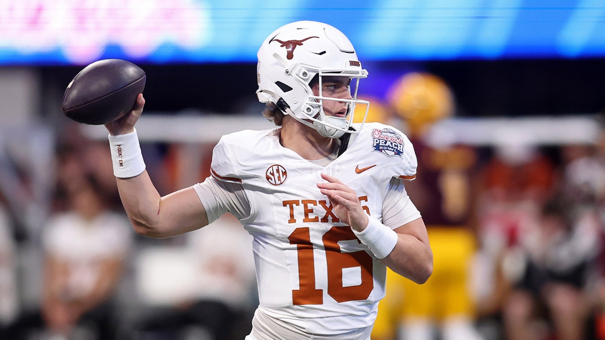 Arch Manning throws