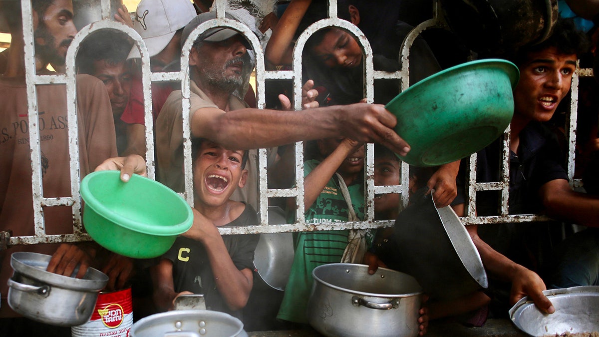 Palestinians line up to receive meal in Gaza