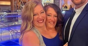 Conjoined Twins Abby and Brittany Hensel Hit Up the Dog Groomer During Errand Run After Baby Outing