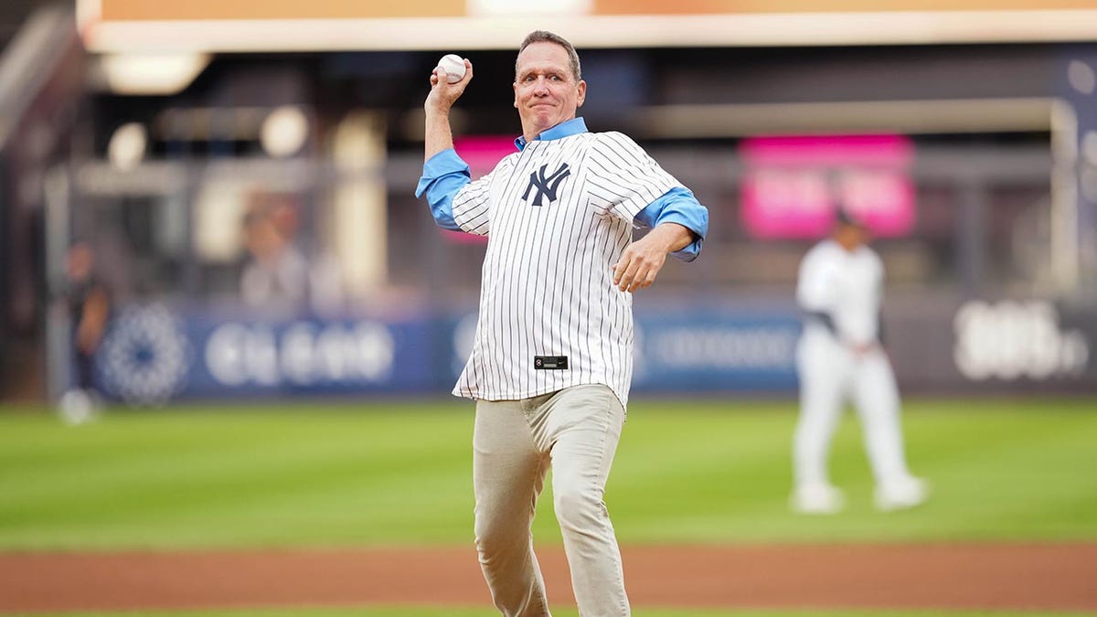 David Cone throws first pitch at Yankee Stadium