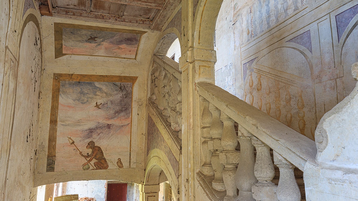 Grand staircase, Renaissance frescoes in building