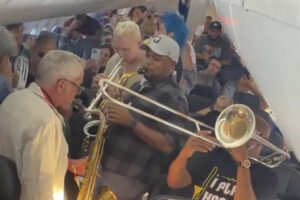 Passengers stuck on a delayed flight to Seattle get an unexpected concert from jazz band
