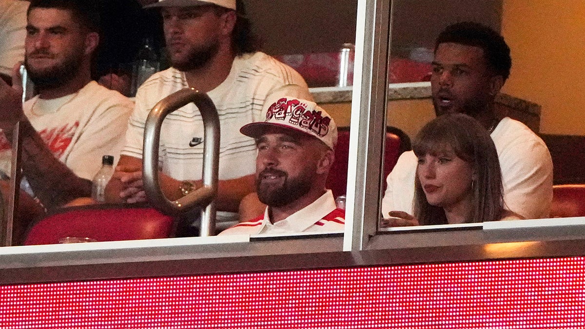 Taylor Swif sits with Travis Kelce at Cincinnati football game