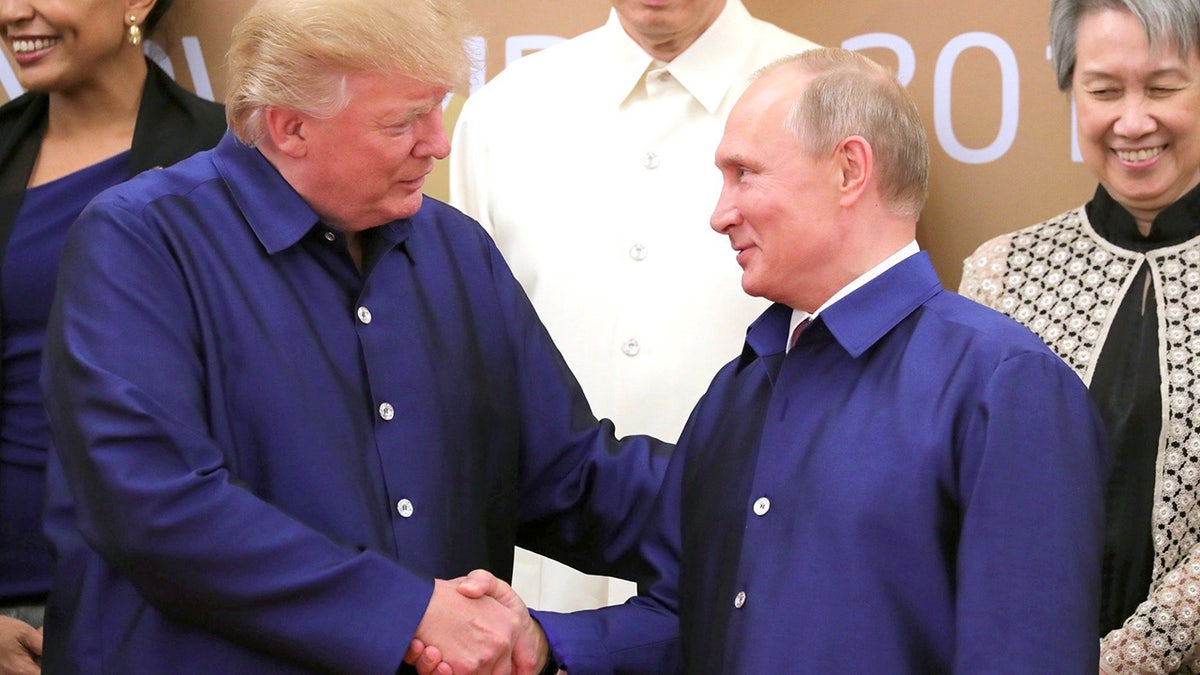 Trump and Putin interact at 2017 APEC summit