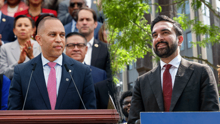 Vulnerable Democrats hammered with scathing ad handcuffing them to Mamdani, Jeffries